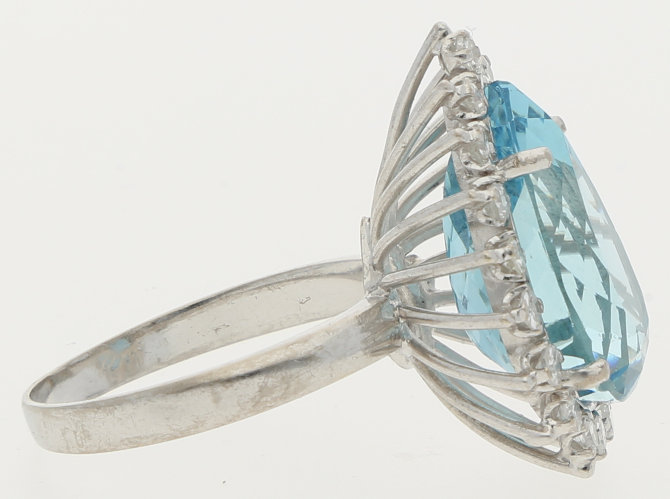 Aquamarin-Diamant-Ring